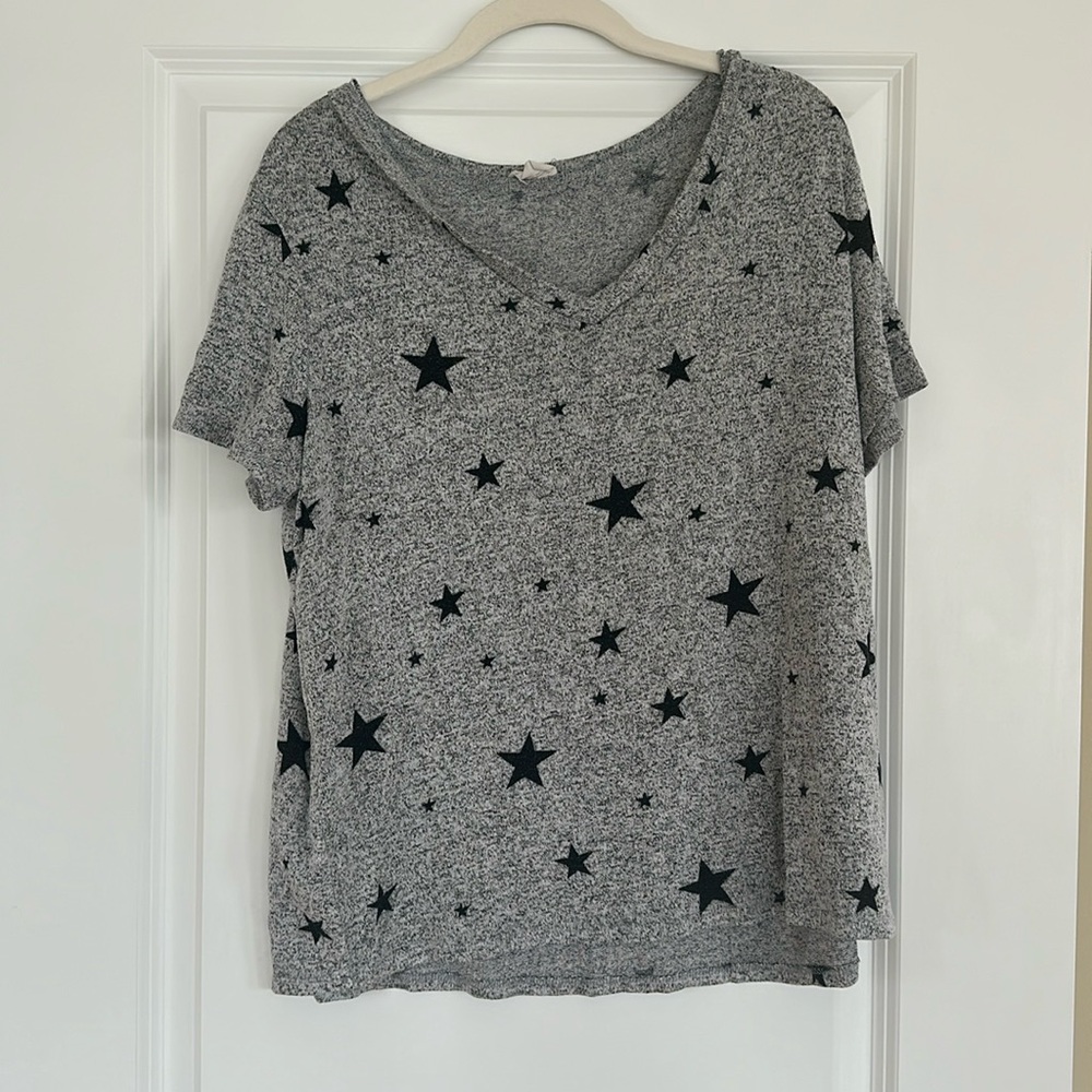 V-neck tee with stars